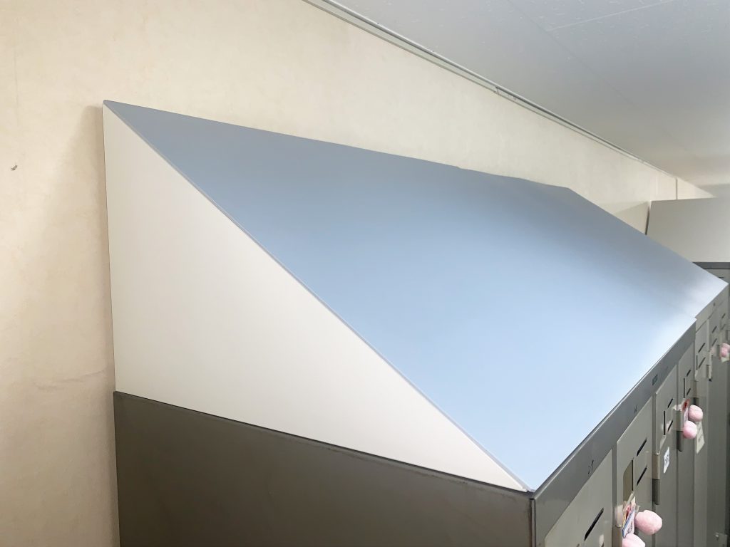 壁面タイプ（Wall-mounted）,省スペースで安定性が高い,耐震金具との併用が容易
